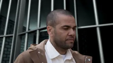Daniel Alves com uma camisa neutra