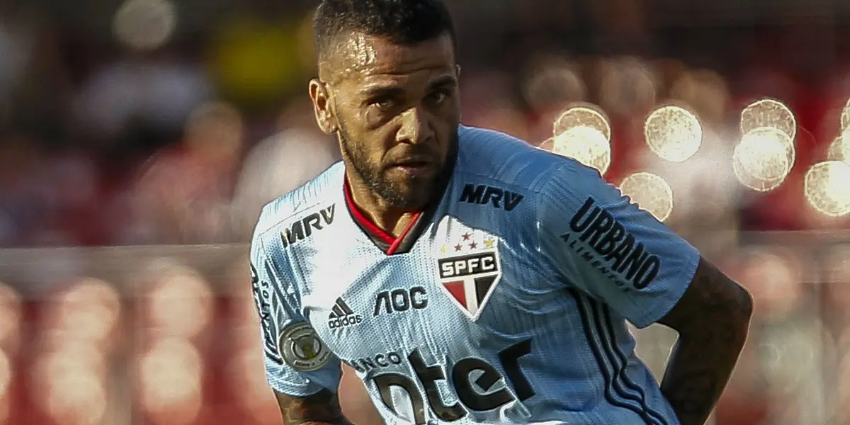 Daniel Alves comemorou a vaga do outro lado do mundo