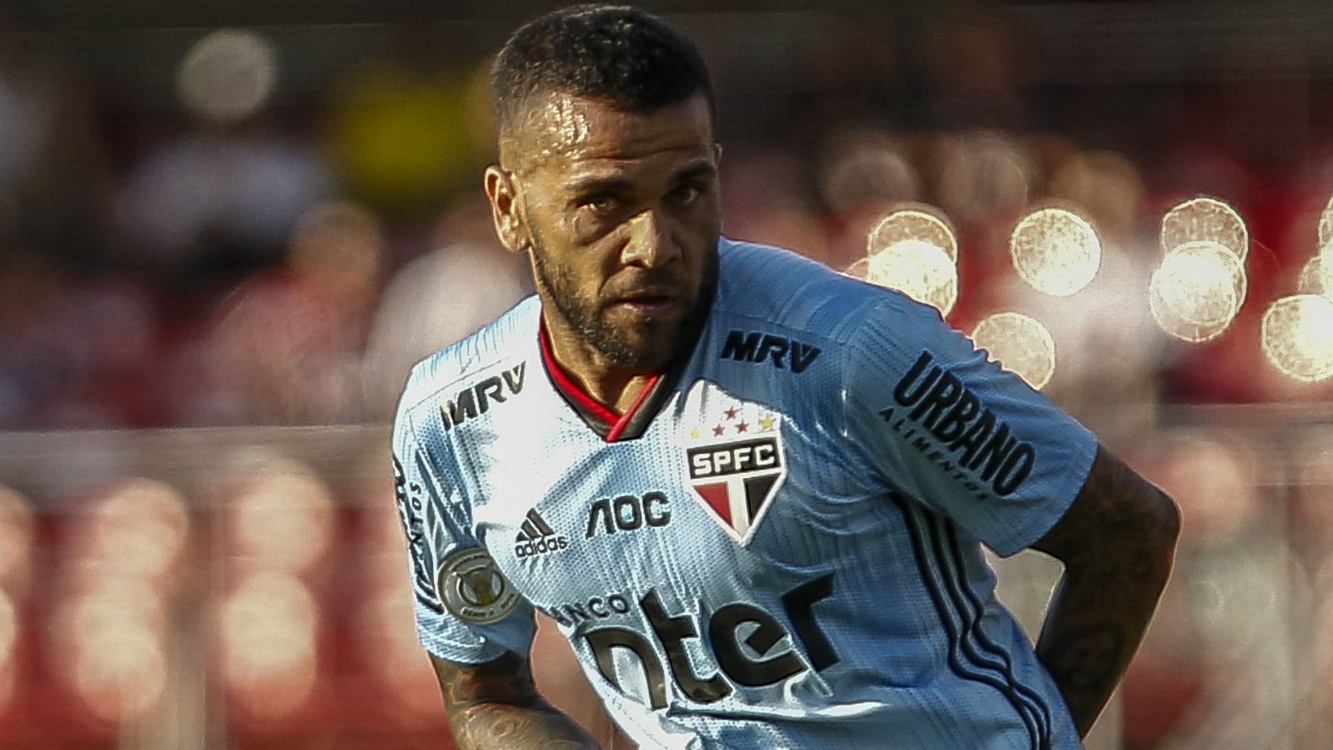 Daniel Alves comemorou a vaga do outro lado do mundo