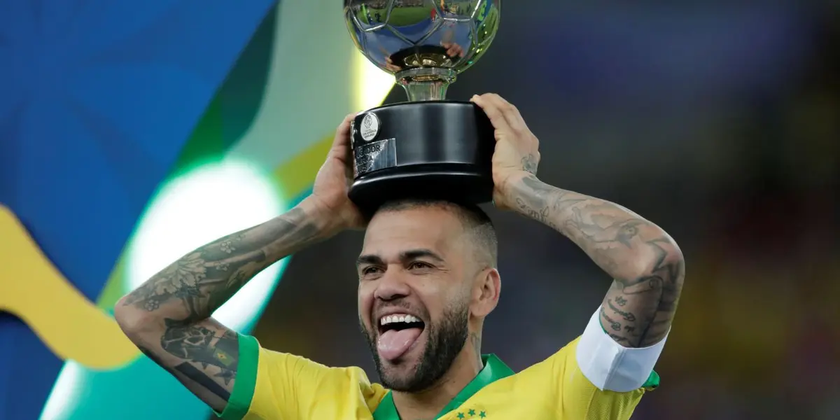 Daniel Alves é o maior campeão da história do futebol e busca um novo clube para jogar em 2021 após saída polêmica do São Paulo