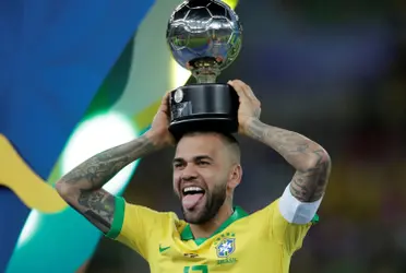 Daniel Alves é o maior campeão da história do futebol e busca um novo clube para jogar em 2021 após saída polêmica do São Paulo