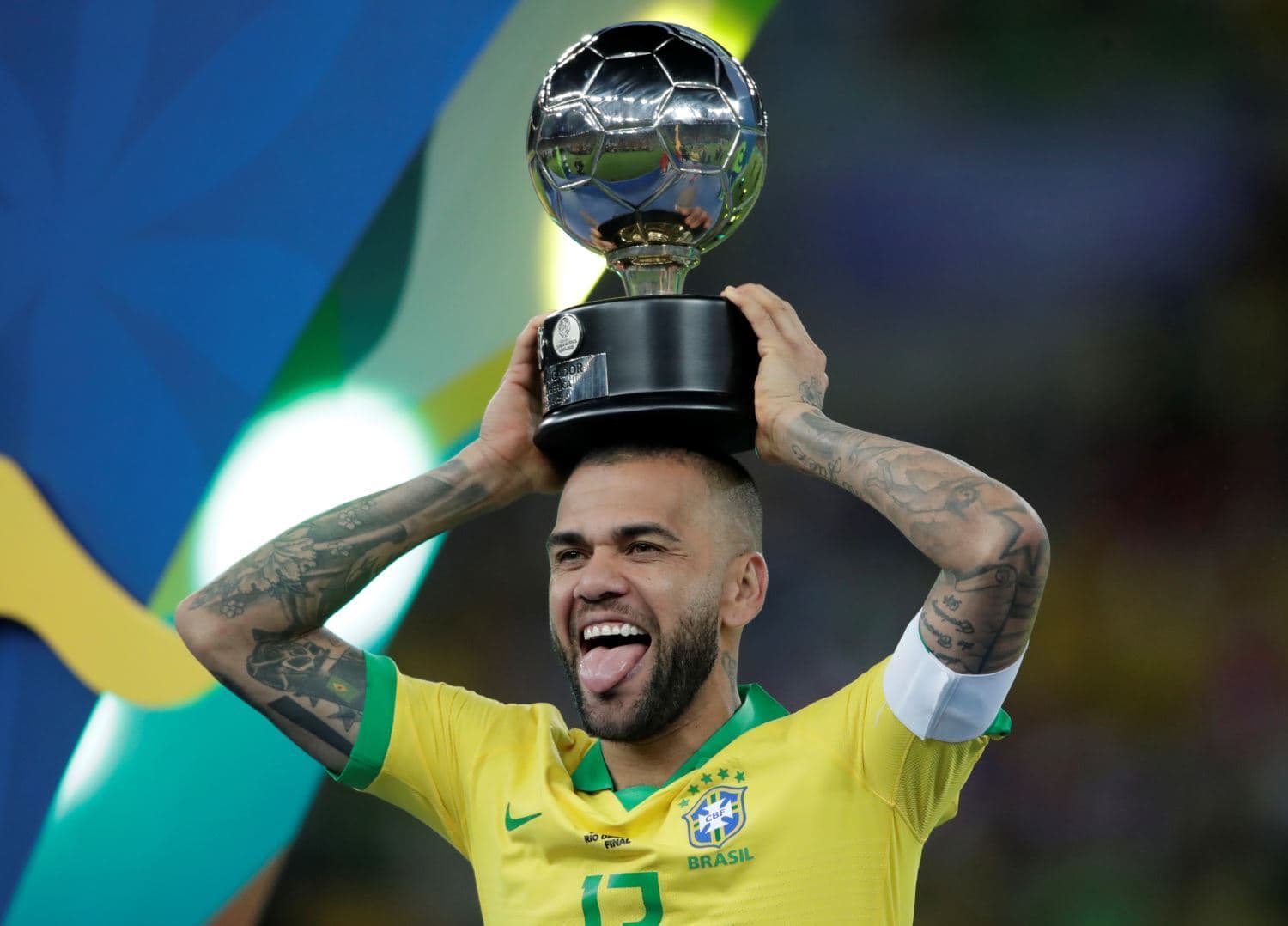 Daniel Alves é o maior campeão da história do futebol e busca um novo clube para jogar em 2021 após saída polêmica do São Paulo