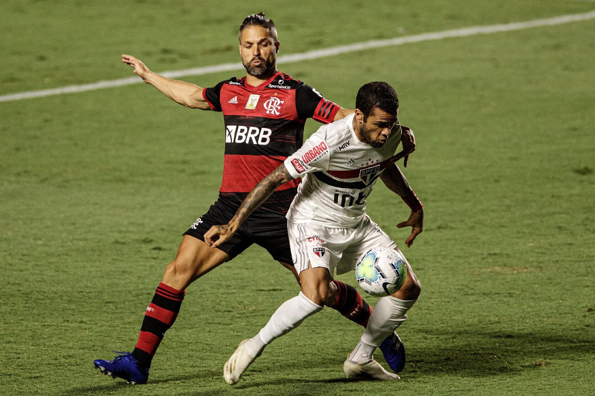 Daniel Alves espera rescisão de contrato com o São Paulo para ficar livre de vez no mercado; Flamengo é o provável destino