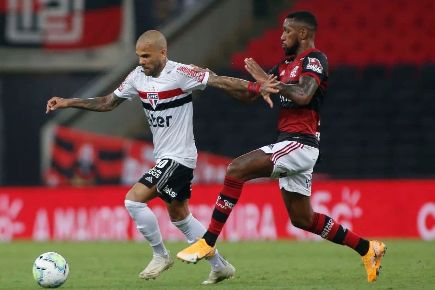 Daniel Alves está livre no mercado e Flamengo é um dos prováveis destinos do maior campeão da história do futebol