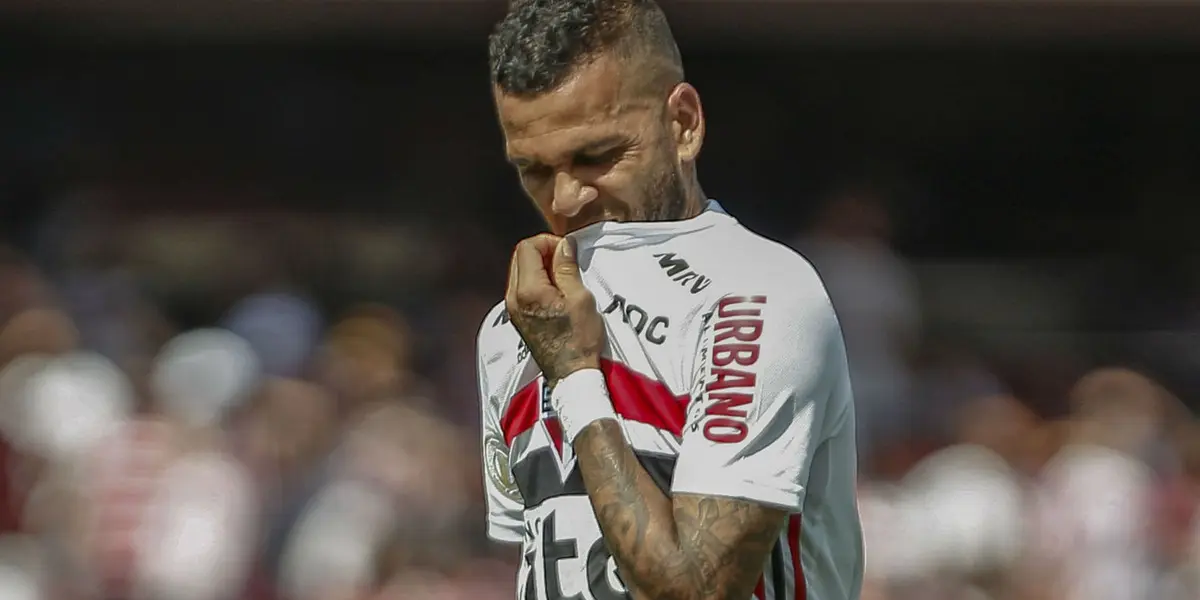 Daniel Alves foi flagrado em suposta festa clandestina na madrugada desta segunda-feira (30) e crise no São Paulo aumenta
