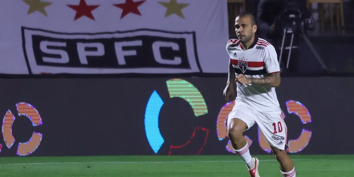 Daniel Alves não jogará mais em 2021 e está perto de completar um mês fora do São Paulo