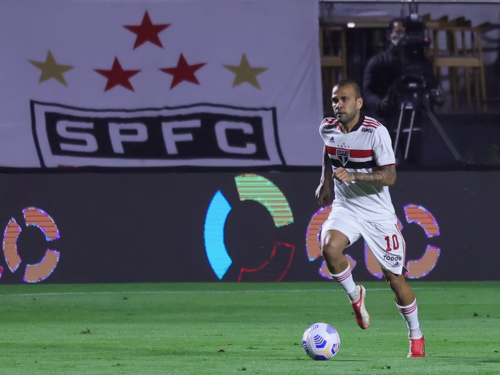 Daniel Alves não jogará mais em 2021 e está perto de completar um mês fora do São Paulo