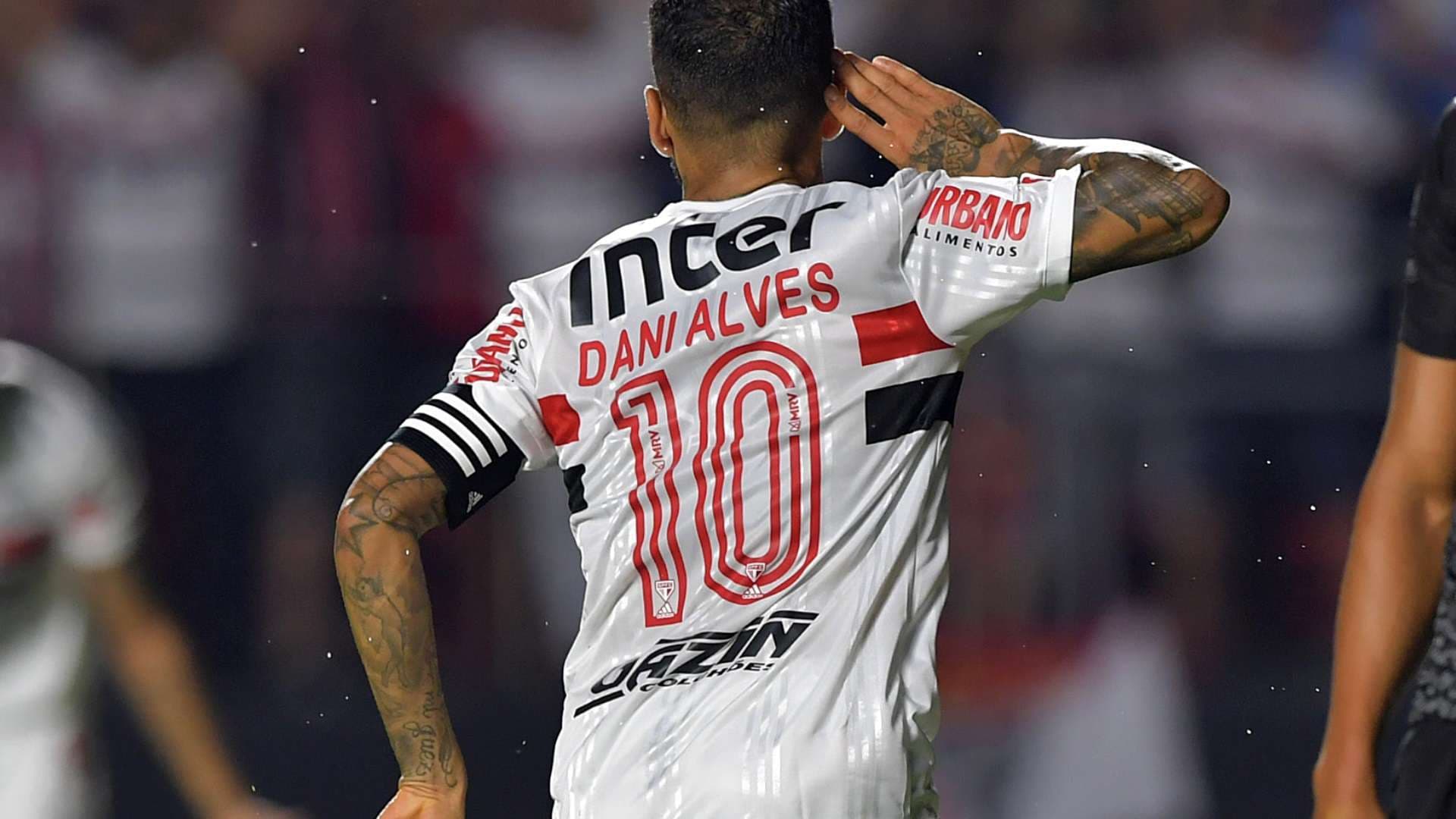 Daniel Alves não se apresentou ao clube e deve ter contrato rescindido nas próximas horas