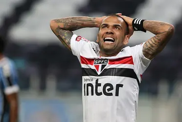 Daniel Alves não teria mais clima para seguir no São Paulo após expor as dívidas do clube e retorno para a Espanha é opção