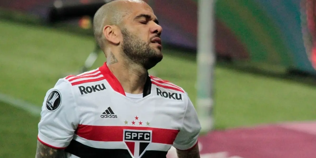 Daniel Alves pode assinar com qualquer time desde sexta-feira (17) e o Flamengo, apesar de favorito, se atenta aos problemas que isso pode ter