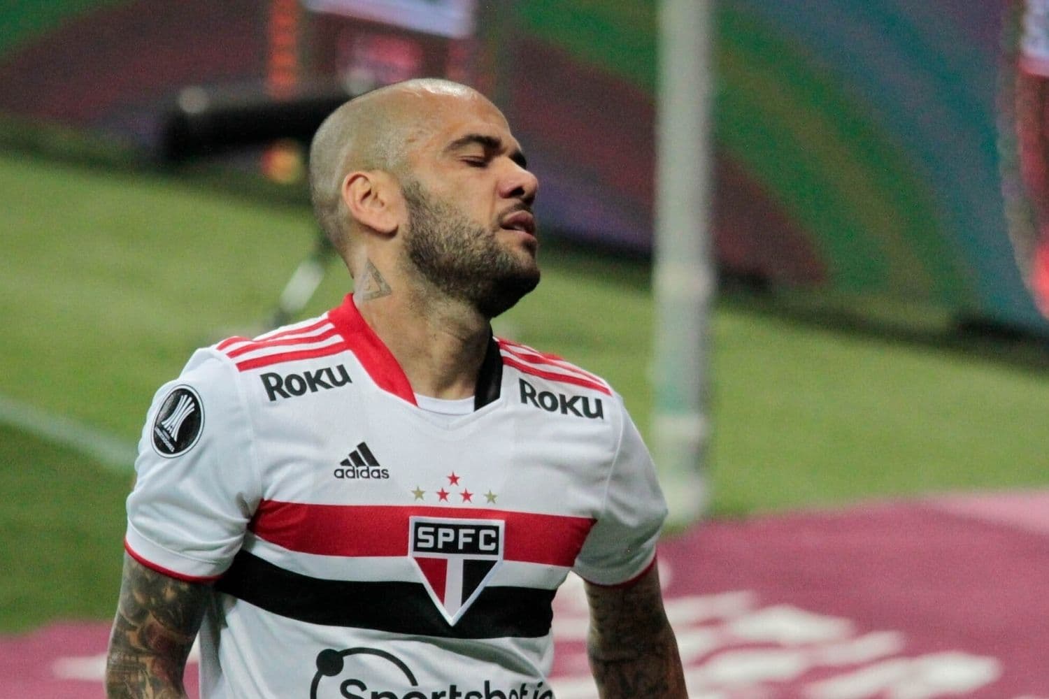 Daniel Alves pode assinar com qualquer time desde sexta-feira (17) e o Flamengo, apesar de favorito, se atenta aos problemas que isso pode ter