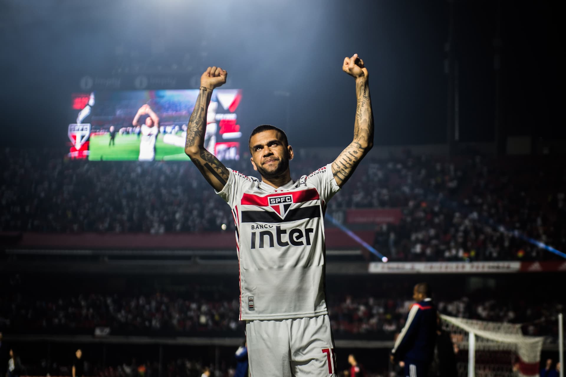 Daniel Alves pode sair do São Paulo ainda neste ano, como afirmou o diretor de futebol do clube