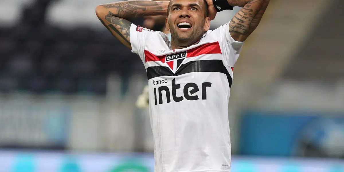 Daniel Alves quebra o silêncio sobre seu futuro no futebol, mas não descarta rival do São Paulo