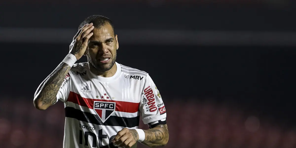 Daniel Alves rescindiu seu contrato com o São Paulo e está livre no mercado para negociar com o Flamengo