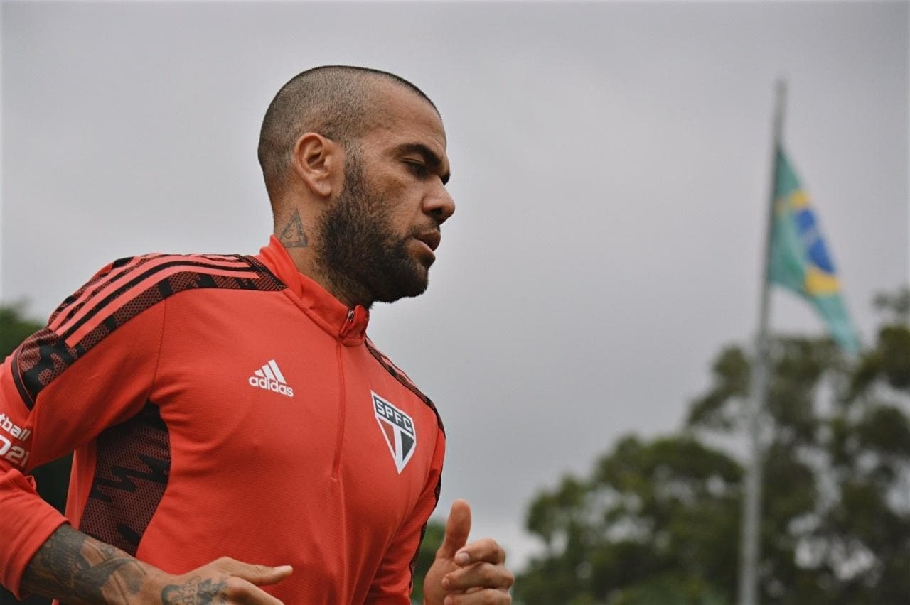 Daniel Alves saiu machucado de campo na final do Paulistão