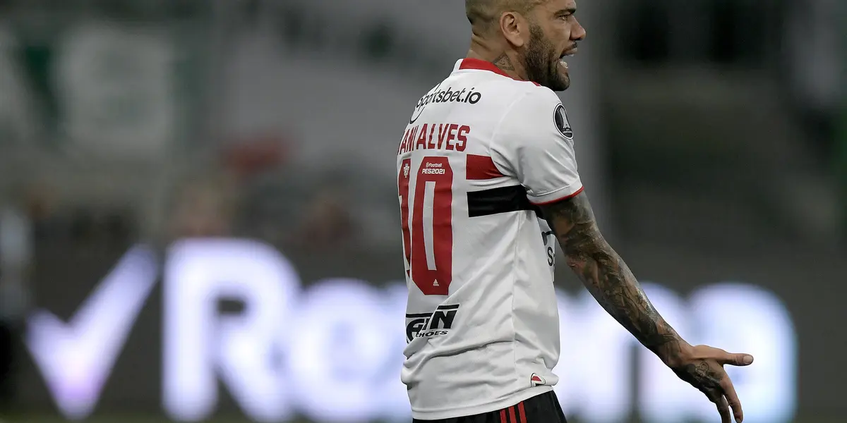 Daniel Alves se apresentou a Seleção Brasileira após nova polêmica pelo São Paulo