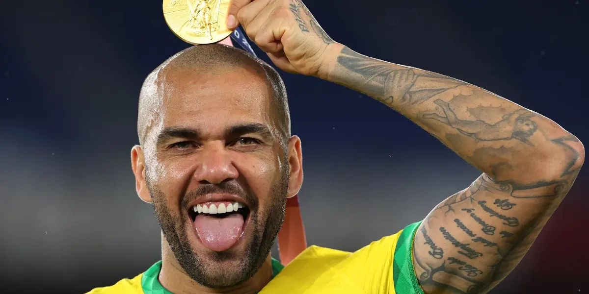 Daniel Alves tem até o fim desta sexta-feira (24) para decidir se continua no futebol brasileiro em 2021, ou se sairá do país