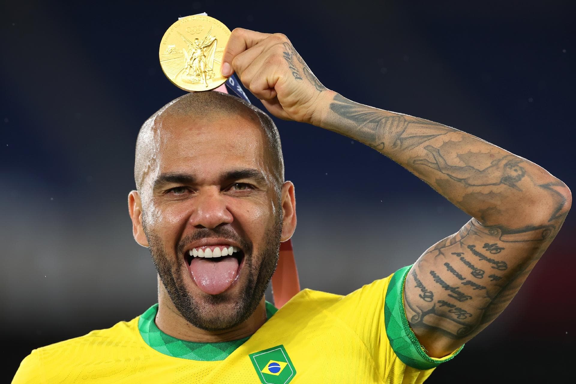 Daniel Alves tem até o fim desta sexta-feira (24) para decidir se continua no futebol brasileiro em 2021, ou se sairá do país