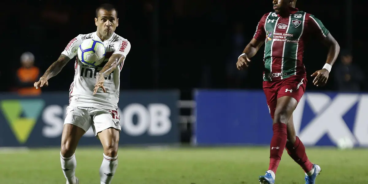 Daniel Alves tem pouco mais de 24 horas para decidir se fica, ou não, no futebol brasileiro