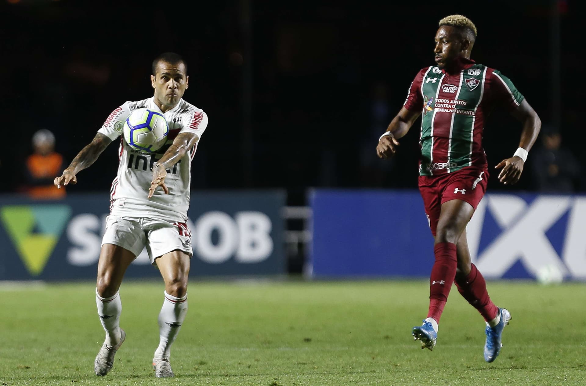 Daniel Alves tem pouco mais de 24 horas para decidir se fica, ou não, no futebol brasileiro