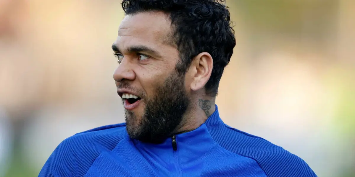 Daniel Alves tem pouco tempo para decidir se continuará no futebol brasileiro em 2021