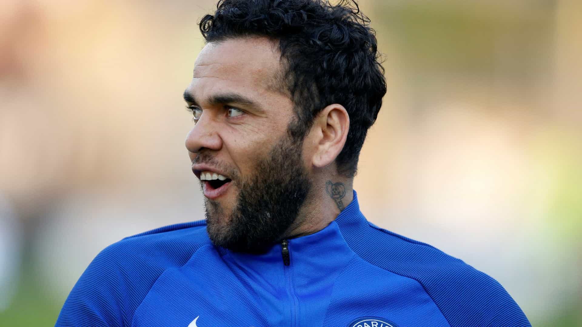 Daniel Alves tem pouco tempo para decidir se continuará no futebol brasileiro em 2021