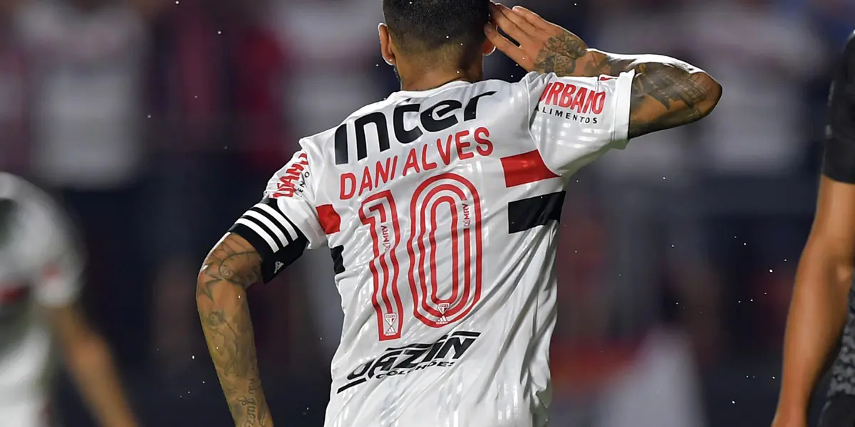 Daniel Alves teria missão difícil em escolher seu novo número de camisa no Flamengo sem a camisa 10