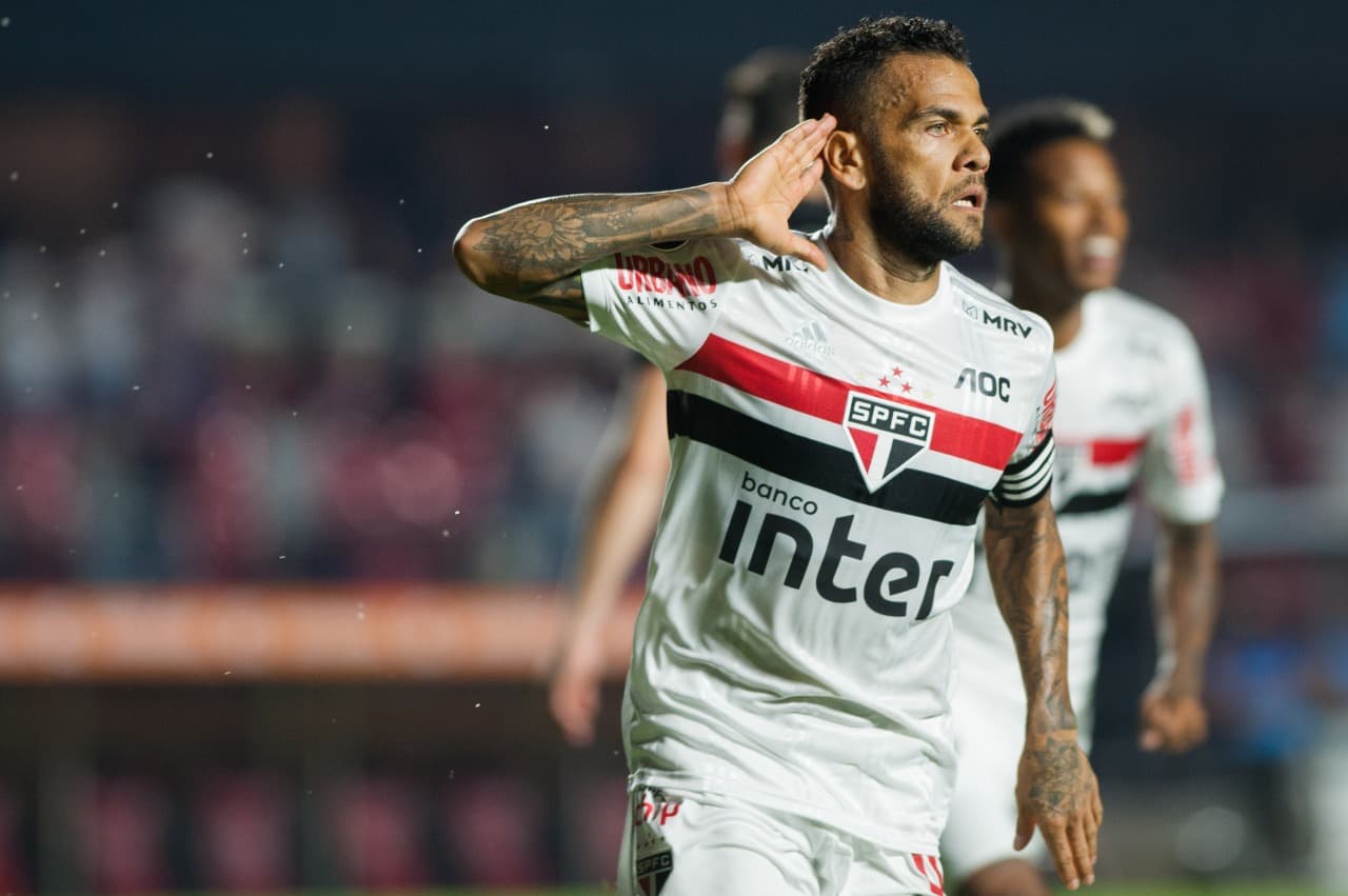 Daniel Alves vivem maior racha da relação em quase dois anos e futuro do maior campeão do futebol é incerto