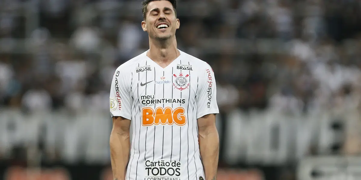 Danilo Avelar viu sua vida mudar de cabeça para baixo por culpa de jogos virtuais e a Série B deve ser seu futuro