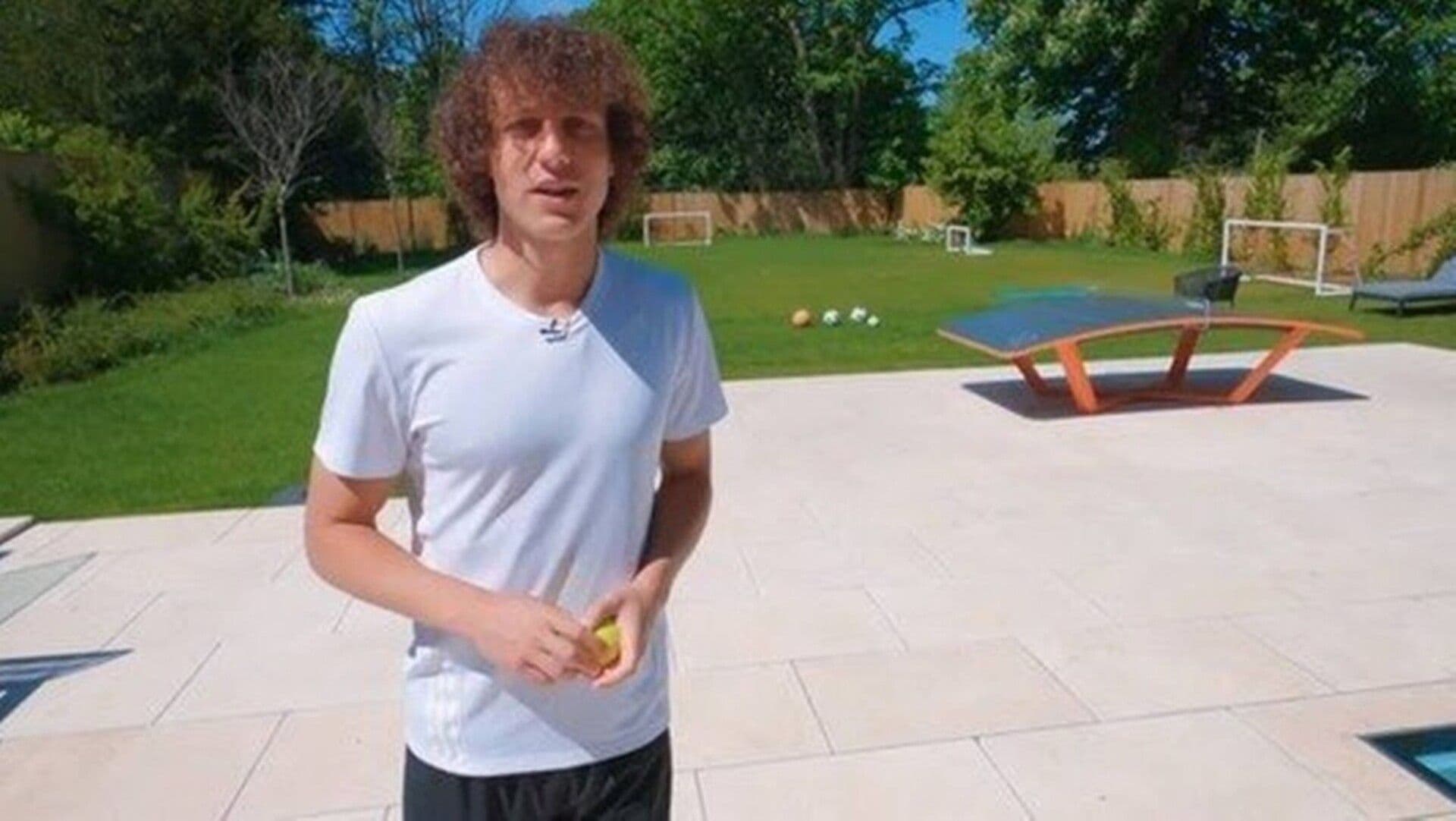 David Luiz, o zagueiro do Flamengo, deixou a fria Londres e alugou uma mansão na Barra da Tijuca, onde vive desde que se juntou ao time