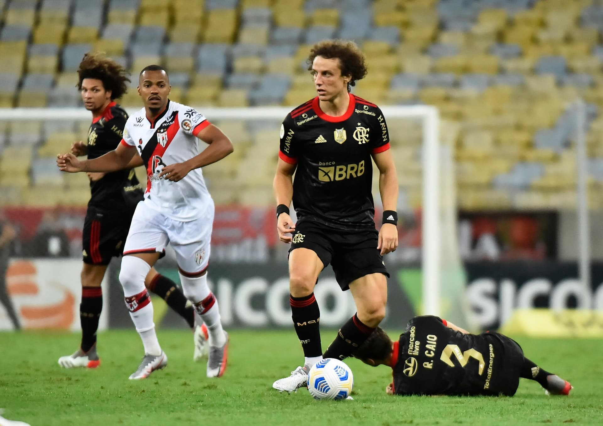 David Luiz voltou a jogar pelo Flamengo, mas pode ficar de fora da final da Copa Libertadores por arrogância