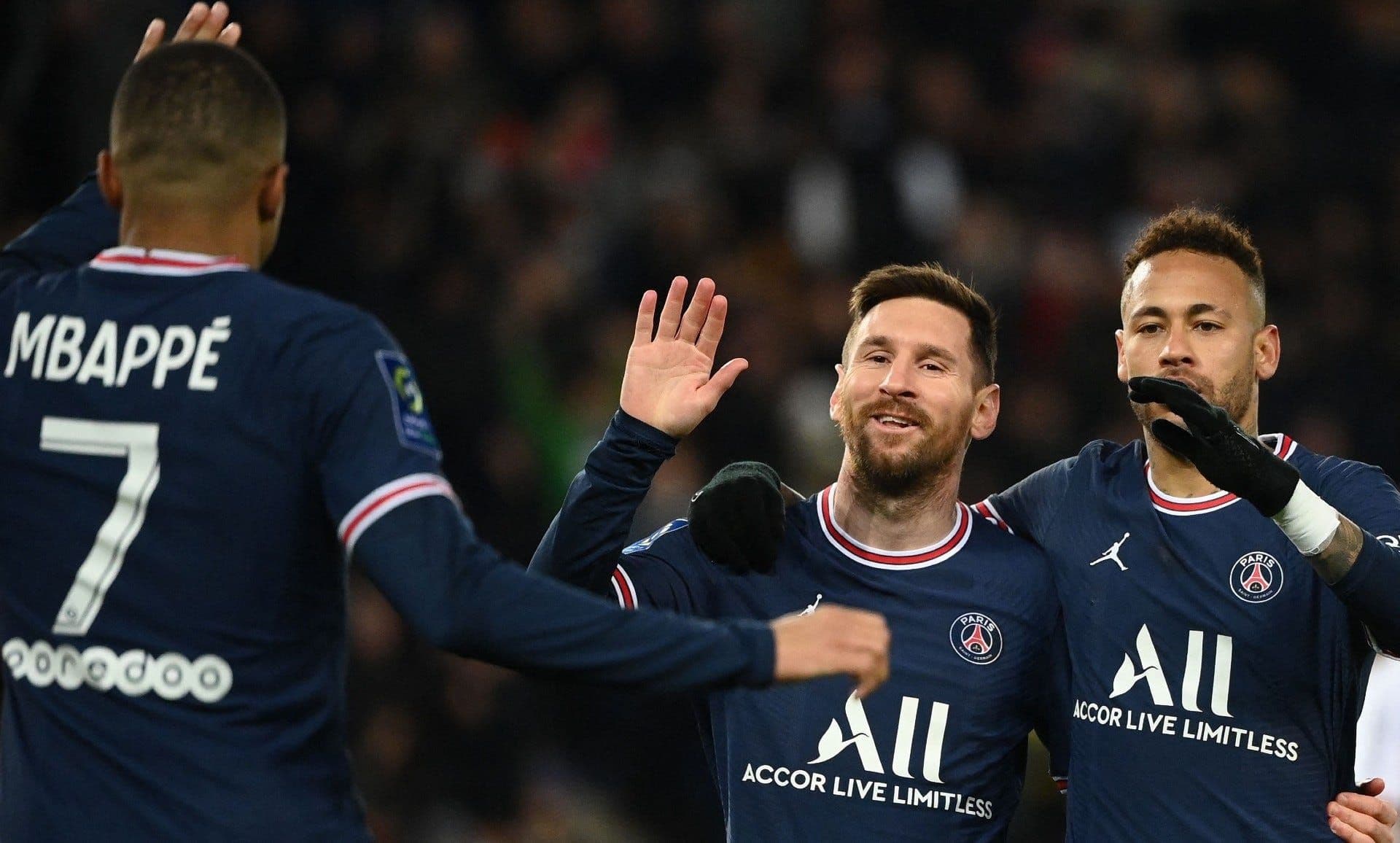 De acordo com a imprensa da Europa, Messi e Mbappé podem deixar o clube francês