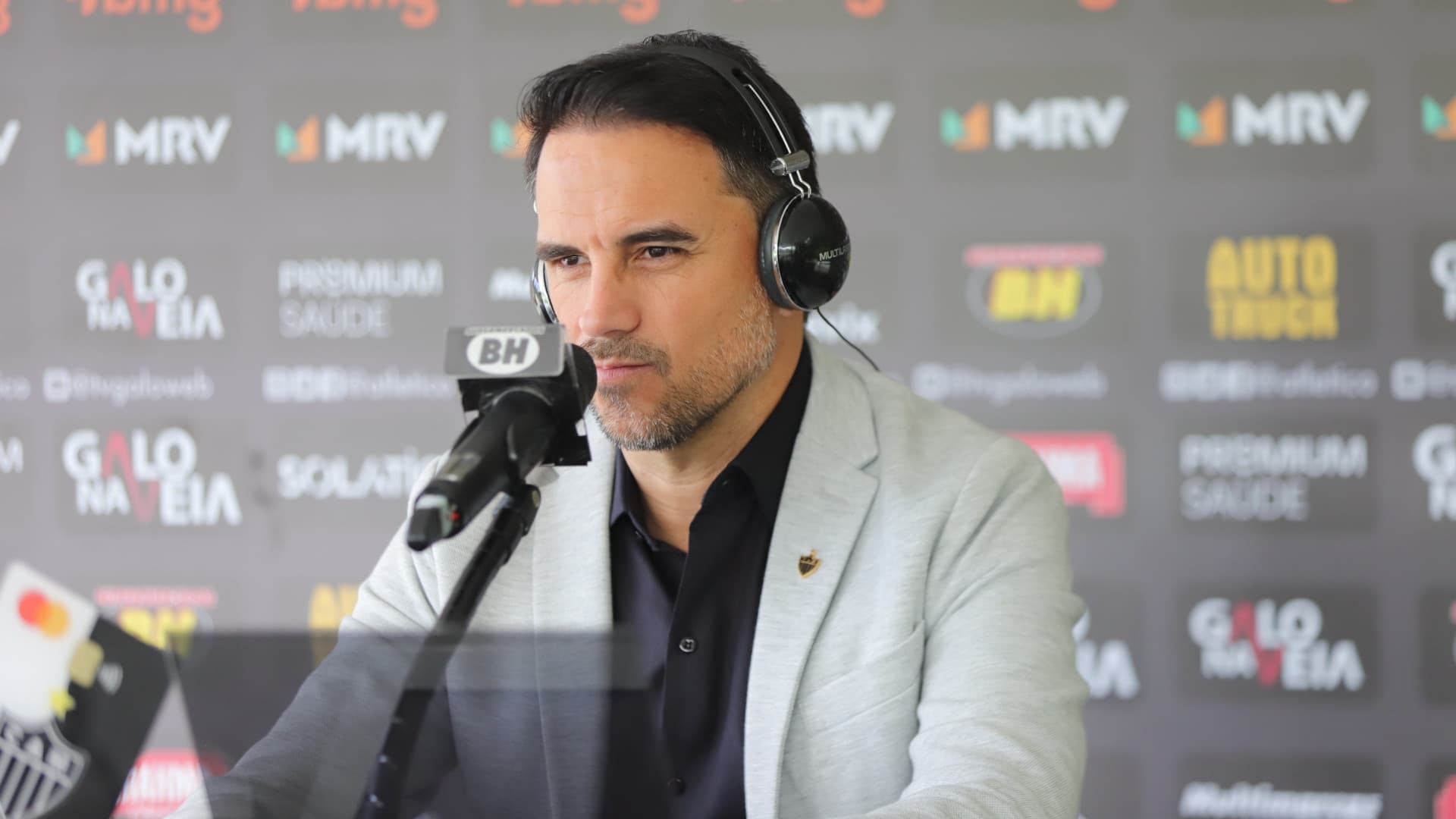 Depois de eliminação na Copa do Brasil, o Galo quer superar seu rival da Libertadores no mercado da bola