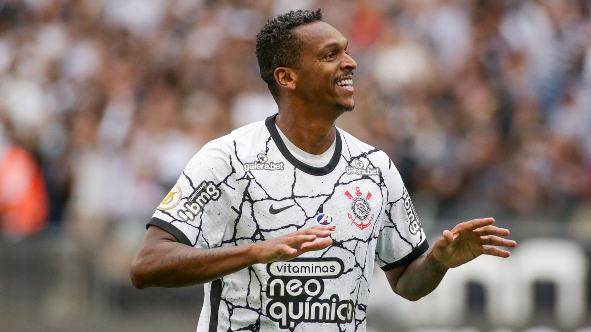 Depois de ser flagrado em bar, atacante do Corinthians falta treino e complica ainda mais sua situação no clube