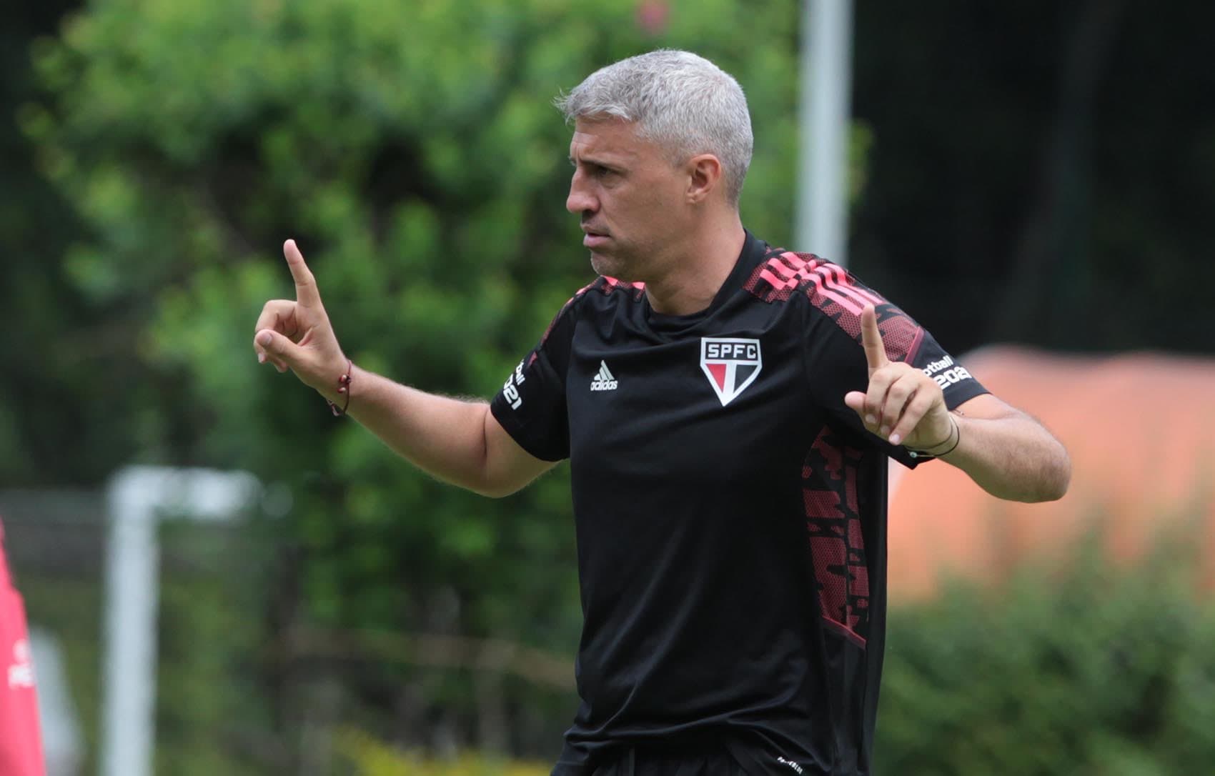 Desde que chegou, Crespo nunca viu a torcida na arquibancadas dos estádios
