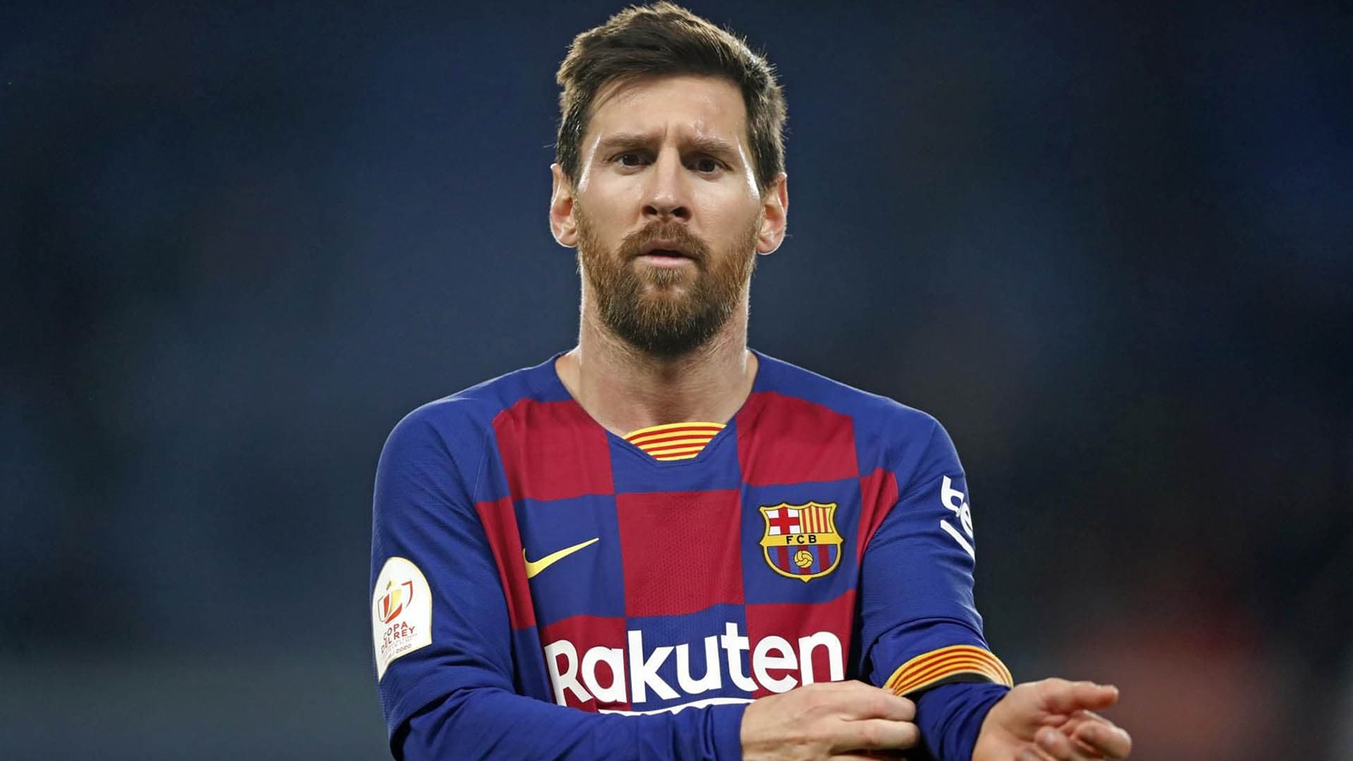 Desde a saída de Iniesta no Barcelona, Messi era capitão absoluto da equipe catalã. Atualmente, no PSG, Marquinhos tem usado a braçadeira