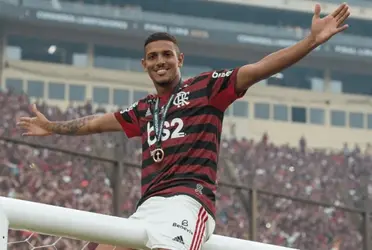 Destaque na Premier League, Vinicius Souza foi lançado no profissional do Flamengo por Jorge Jesus