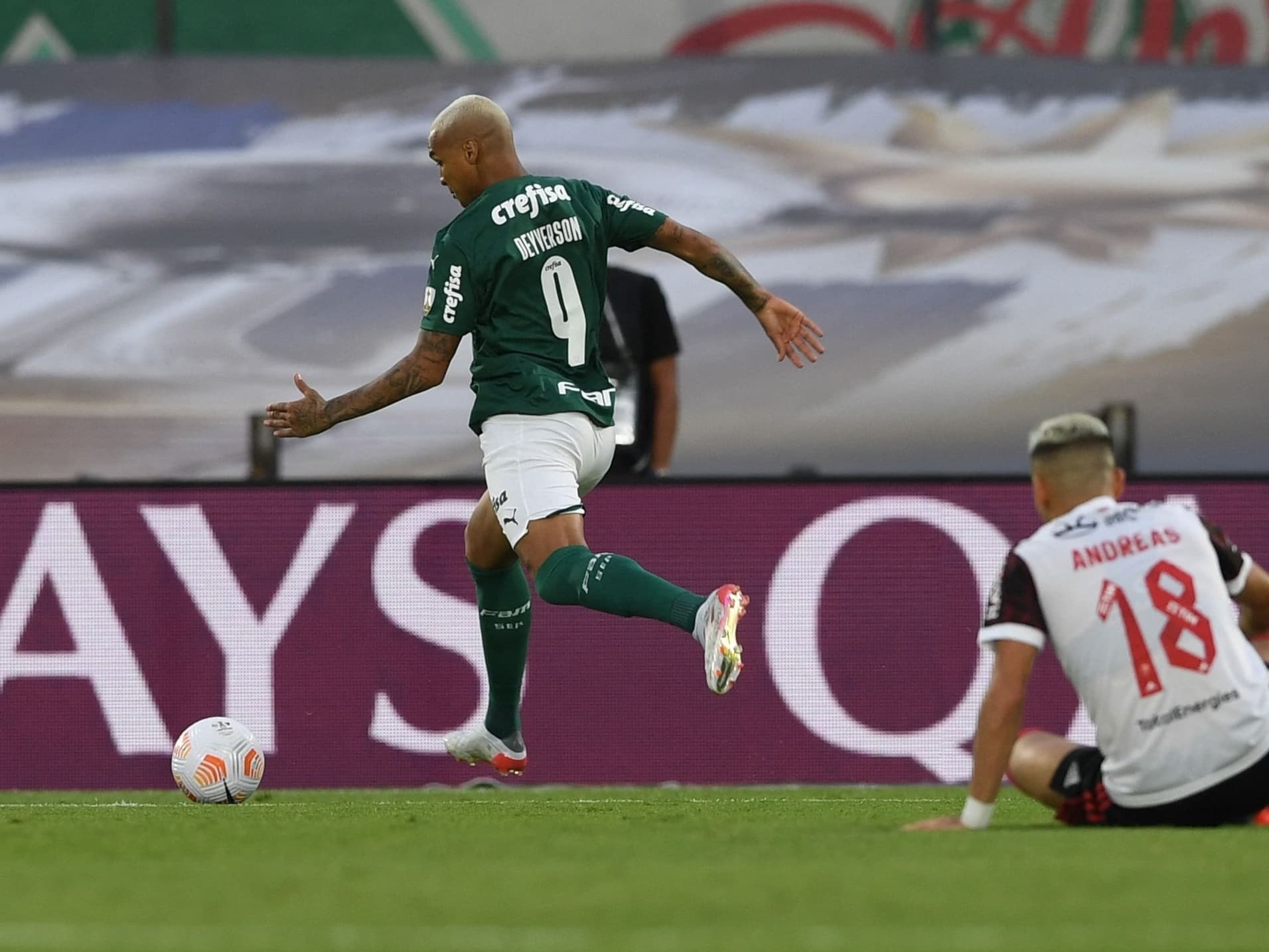 Deyverson demonstrou sua humildade na mensagem para Andreas Pereira após erro que custou a Copa Libertadores