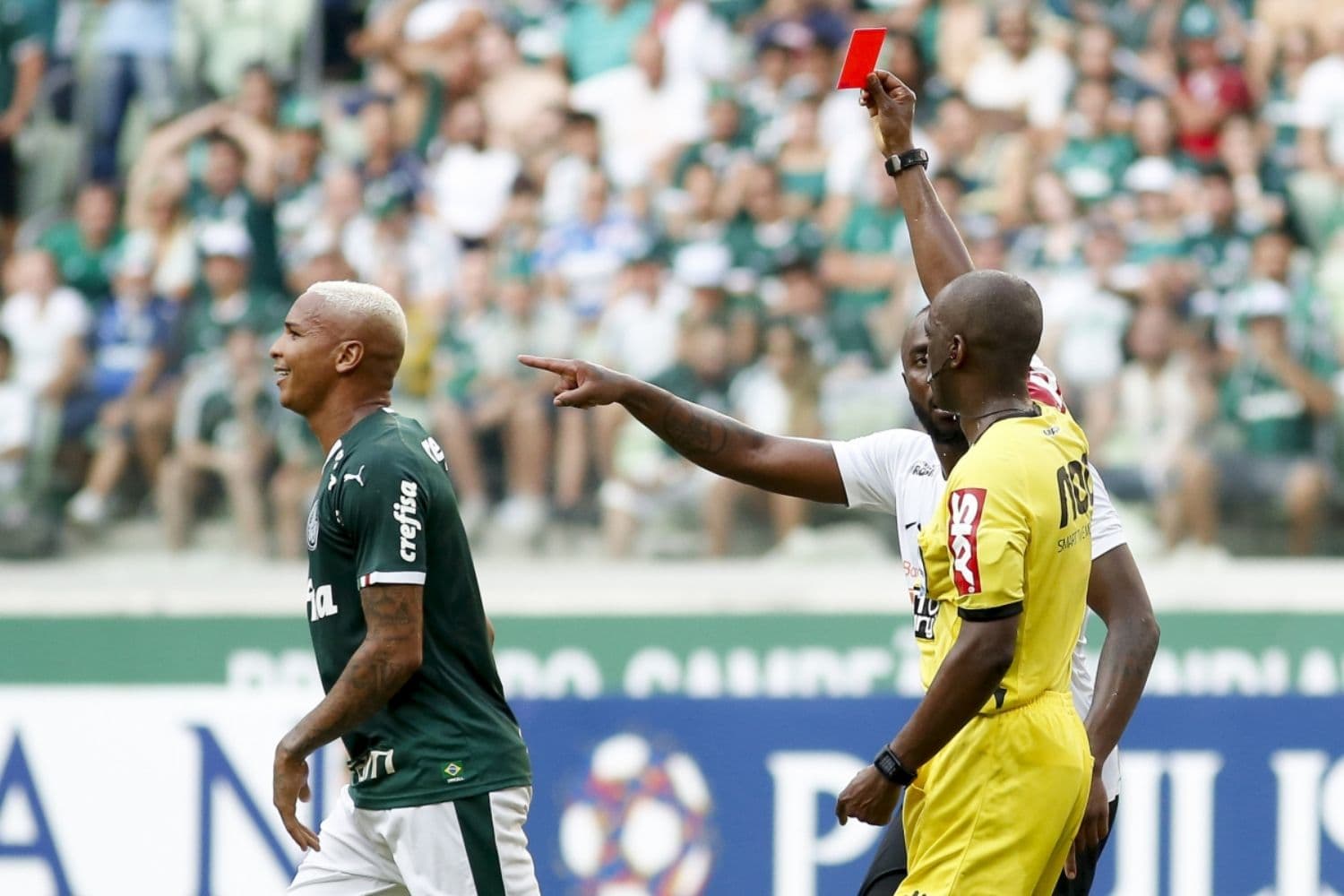 Deyverson irritou os torcedores palmeirenses ao puxar canto do maior rival Corinthians