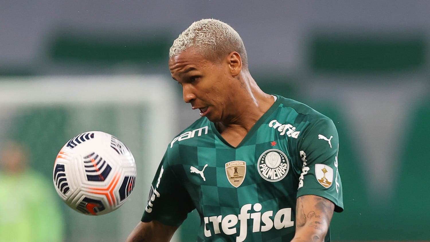 Deyverson vive o que podem ser seus últimos dias como jogador do Palmeiras e final da Copa Libertadores decidirá seu futuro