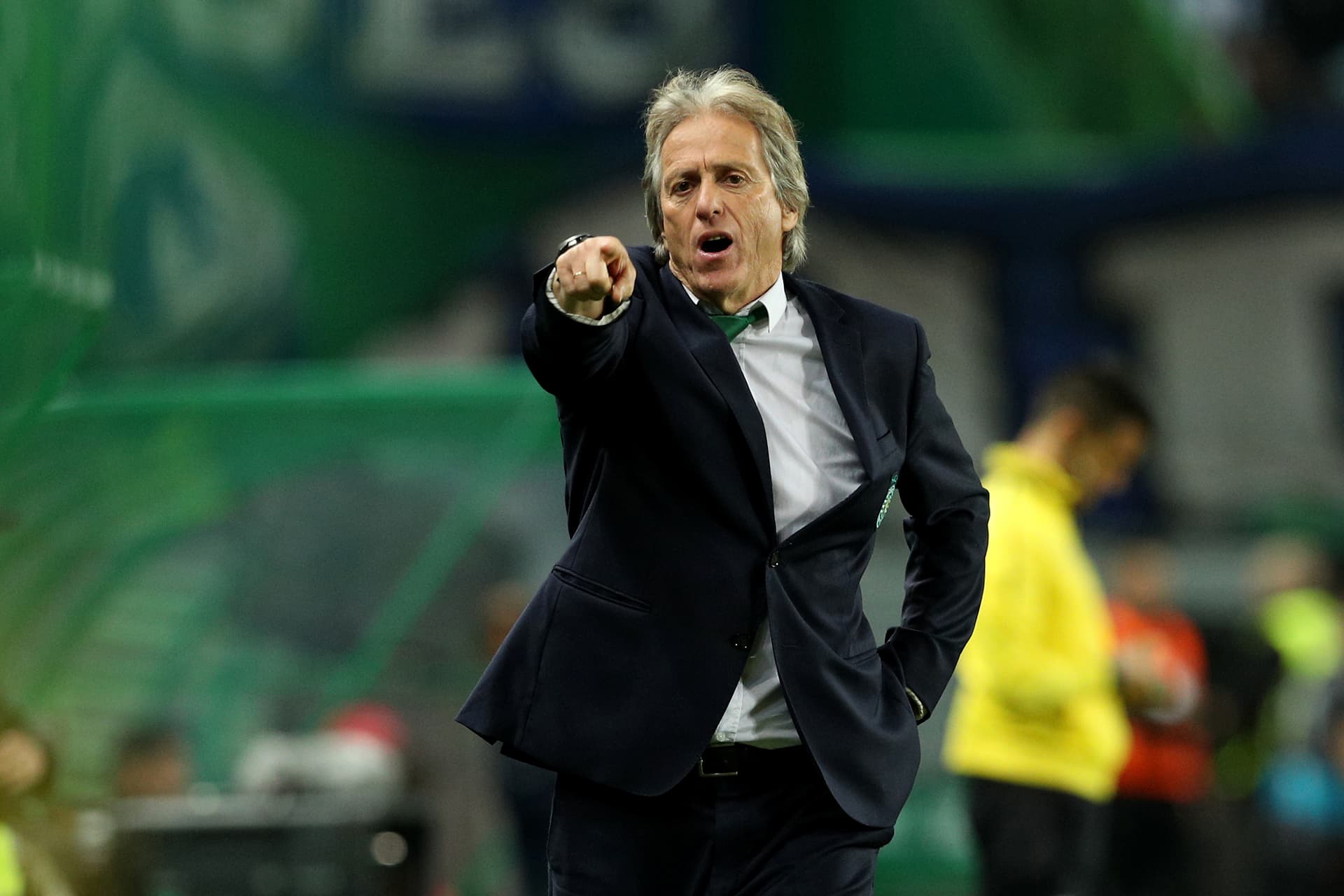 Dias depois da imprensa anunciar acerto do Mengão com Paulo Sousa, Jesus entrega o cargo no Benfica