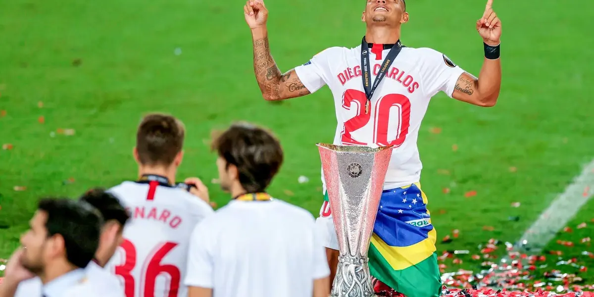 Diego Carlos, o zagueiro do Sevilla está terminando sua nacionalização espanhola e ainda não fez sua estreia oficial pela seleção brasileira. Sim, foi ouro olímpico em Tóquio com a canarinha.