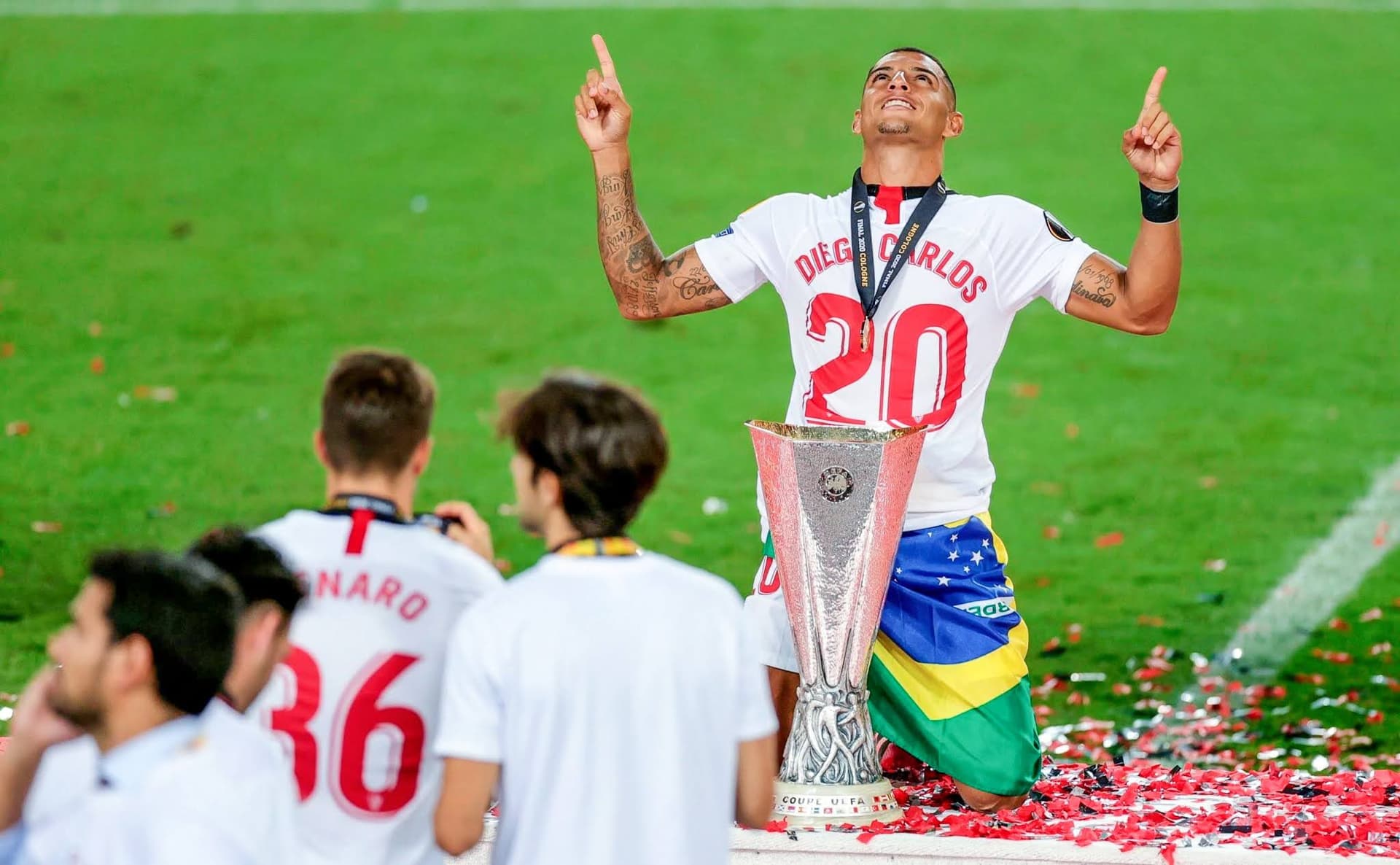 Diego Carlos, o zagueiro do Sevilla está terminando sua nacionalização espanhola e ainda não fez sua estreia oficial pela seleção brasileira. Sim, foi ouro olímpico em Tóquio com a canarinha.