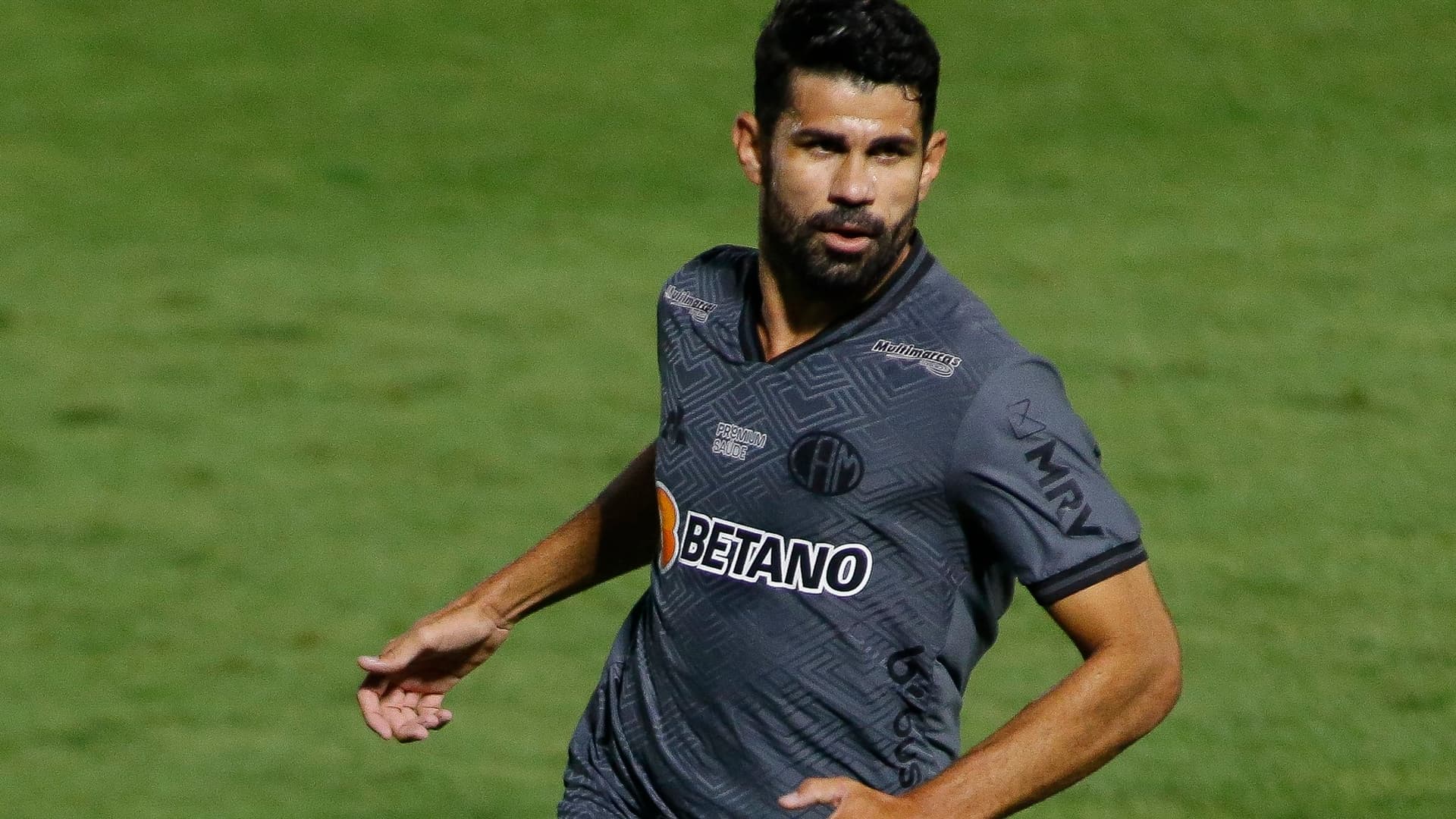 Diego Costa estreou em grande estilo pelo Atlético-MG e marcou um golaço em sua primeira partida como profissional no Brasil