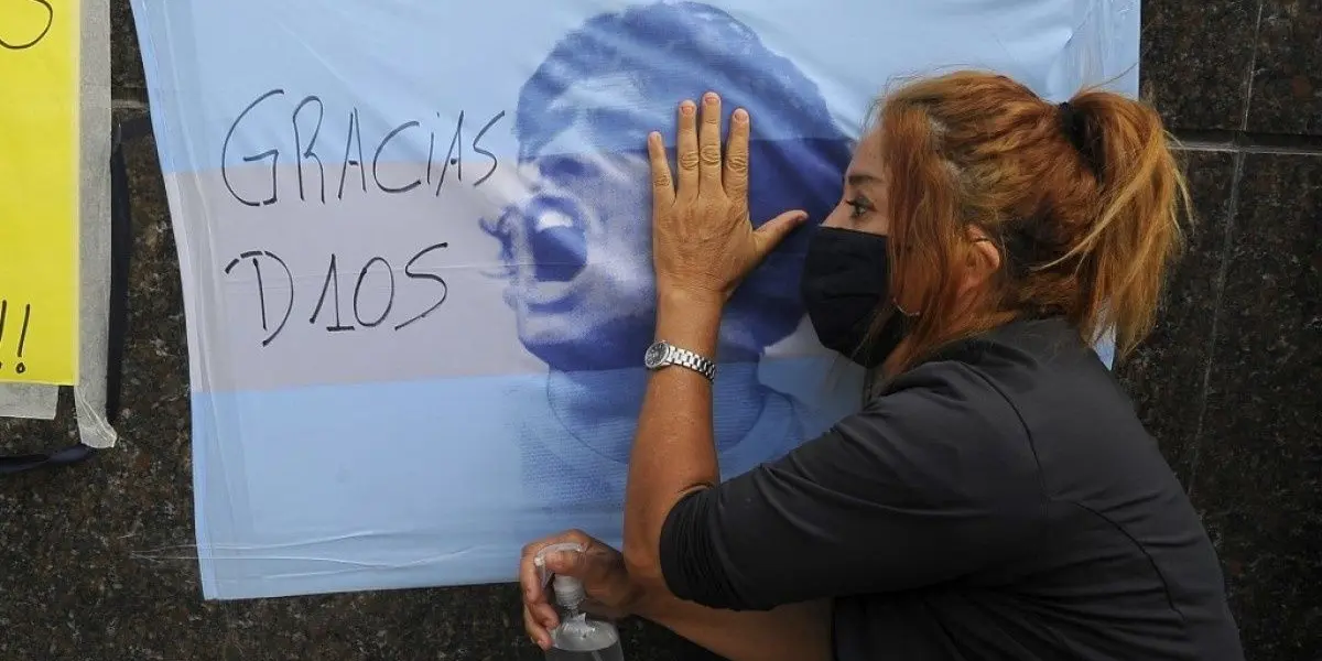 Diego Maradona está um mês após sua morte