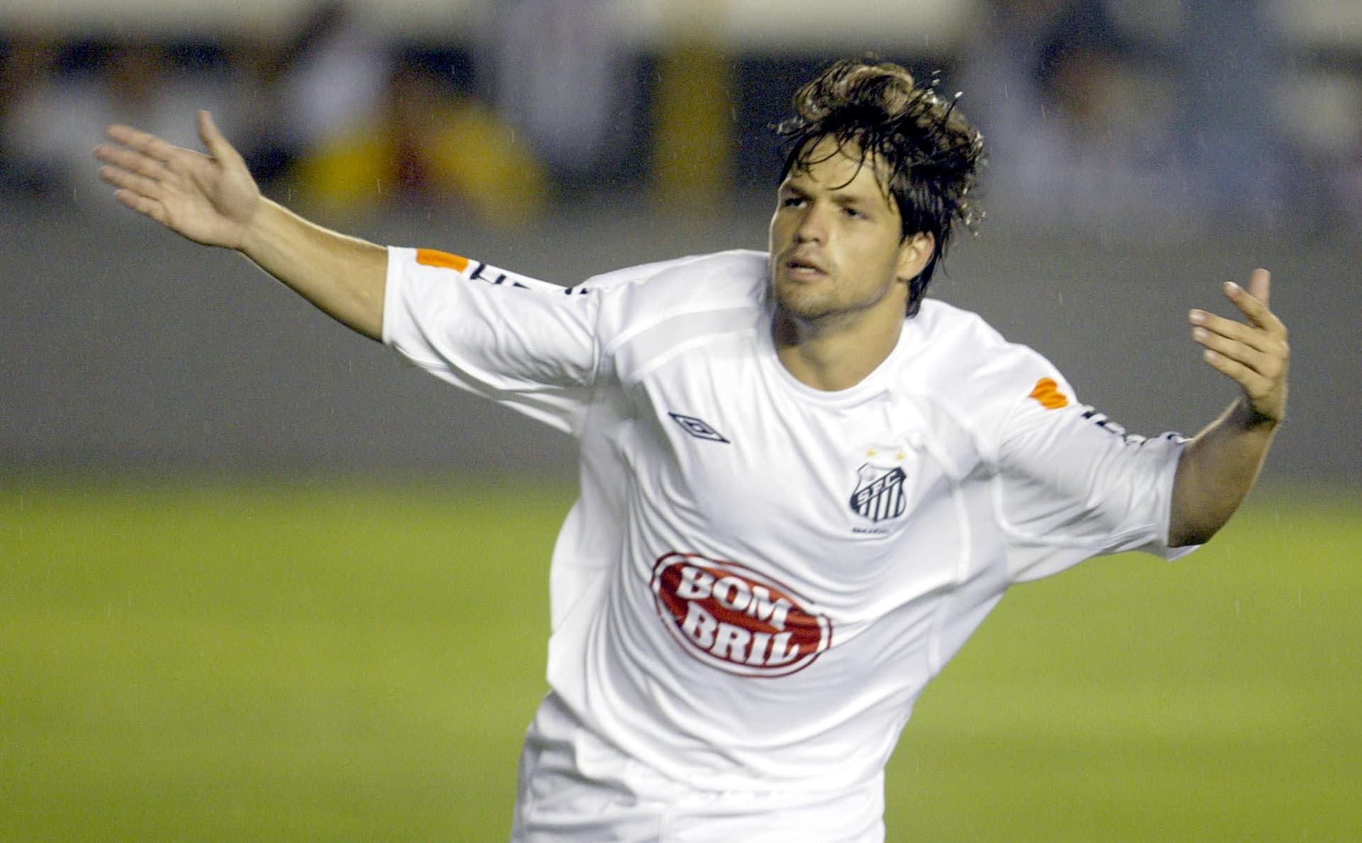 Diego Ribas pisou no símbolo do São Paulo durante a histórica vitória do Santos nas quartas-de-final do Campeonato Brasileiro de 2002