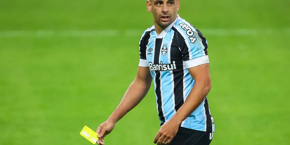 Diego Souza roubou não apenas as atenções, como também pegou o cartão amarelo do árbitro na derrota do Grêmio