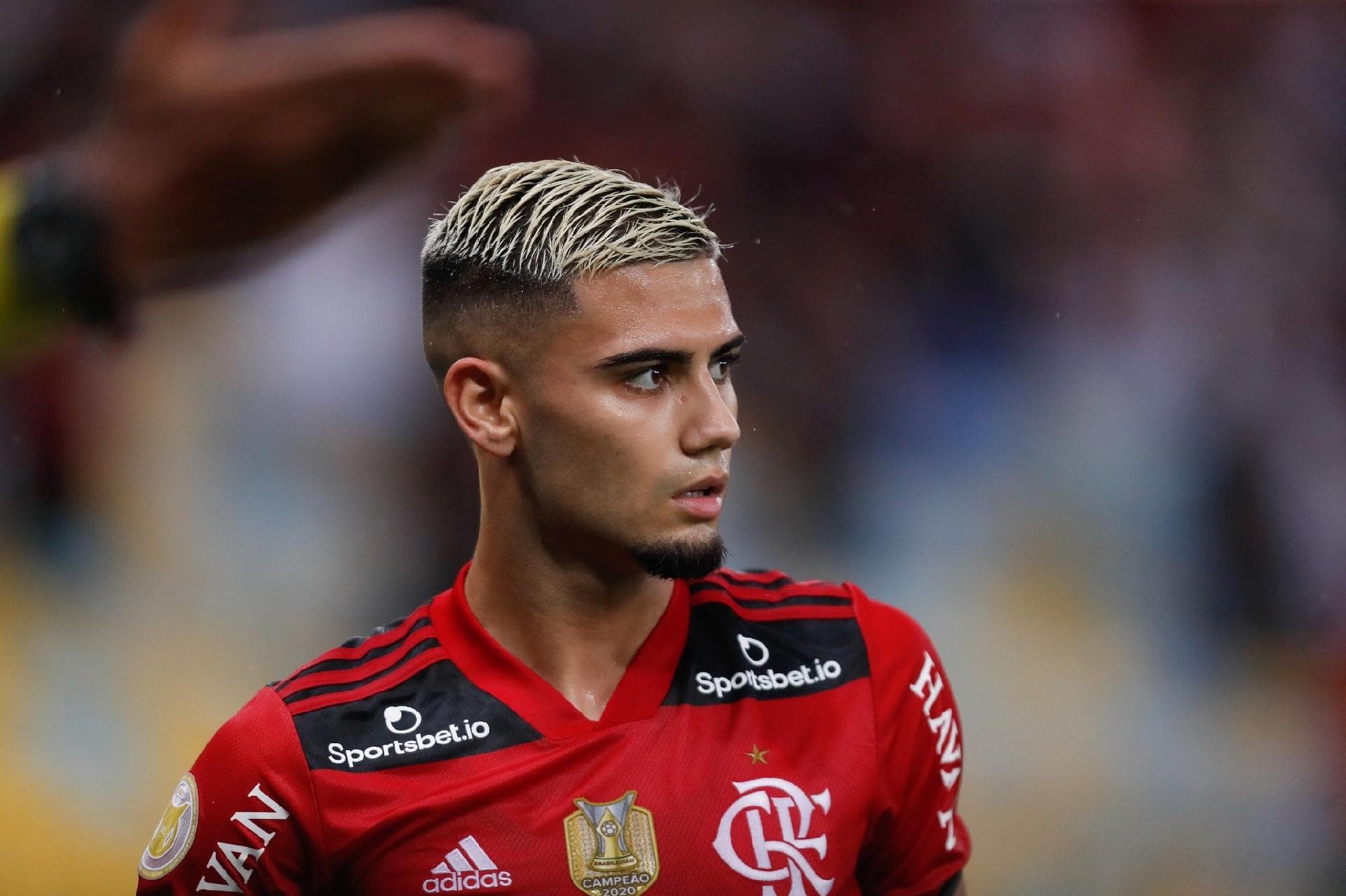 Diretoria conta com jogador "apaixonado pelo Flamengo" para mantê-lo no clube