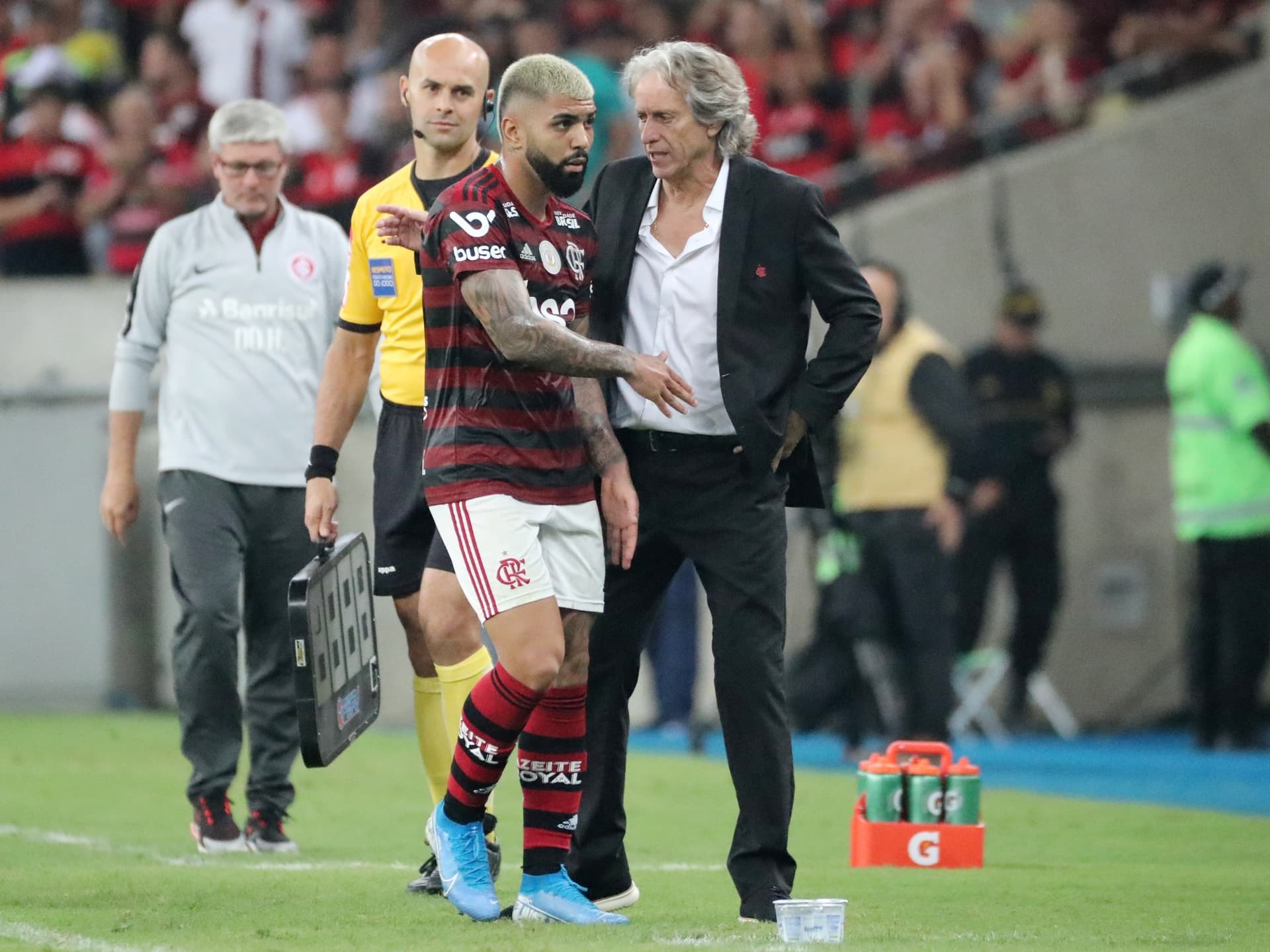 Dirigentes do Flamengo seguem em Portugal e não devem voltar sem anunciar o novo técnico do Mengão