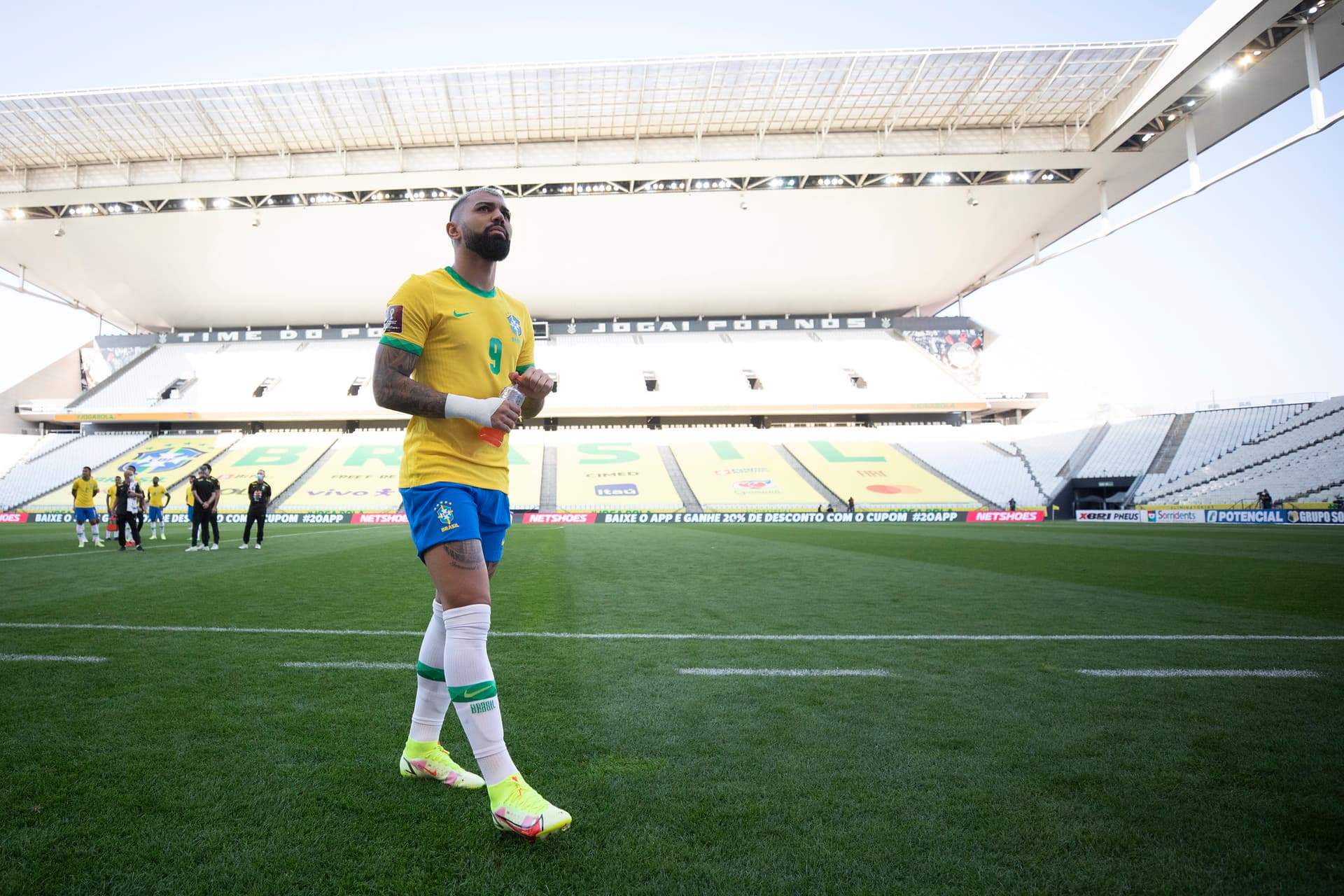 Diversas motivações e especulações ditam a áurea de um jogo que ainda não acabou; Seleção Brasileira seria apontada como covarde